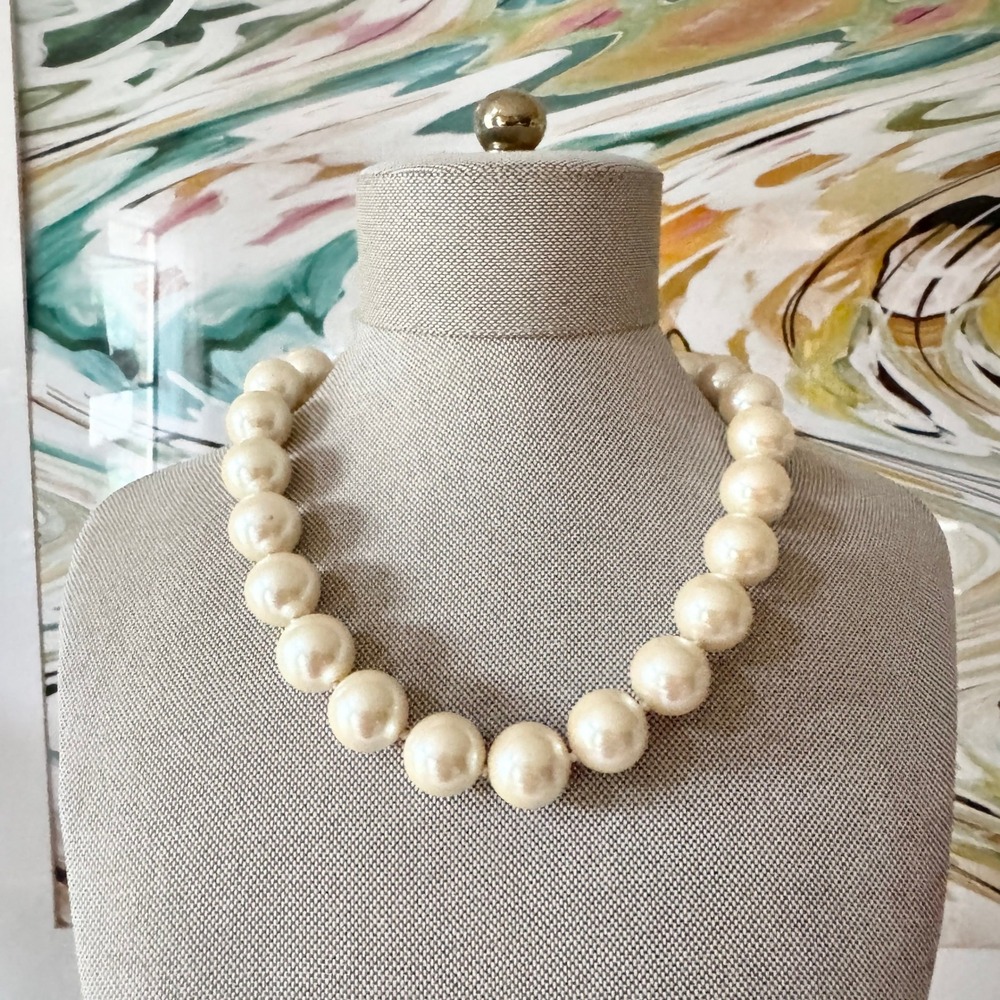 Vintage Chunky Faux Pearl Strand Necklace Gold Tone Cabochon Box‎ Clasp Cream